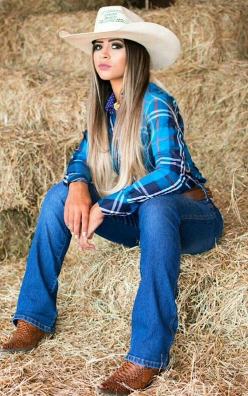T-shirt Cowgirl Fashion Wardrobe Ideas With Dark Blue And Navy Casual Trouser, Maquillaje Vaquera: natural material,  cowboy boot  