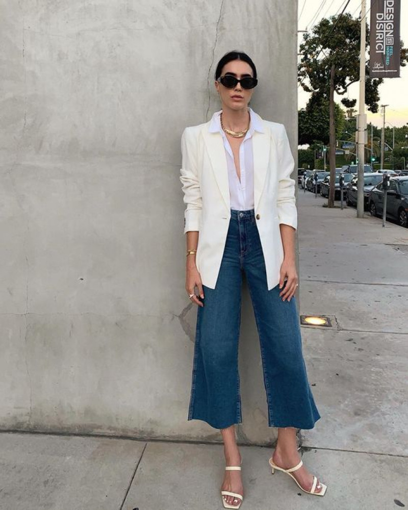 White Blazer Wardrobe Ideas With Dark Blue And Navy Casual Boot Cut Jeans , Outfit for your Girls Day Out: 