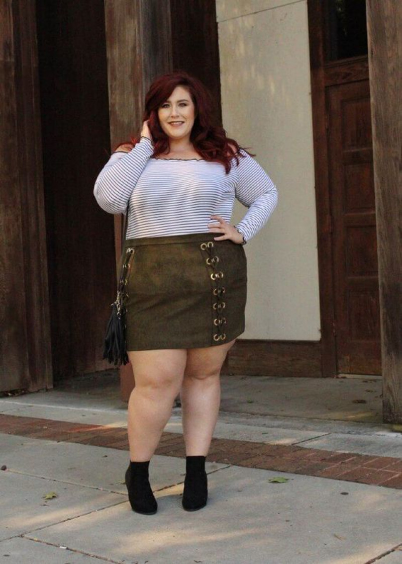 T-shirt Dating Wardrobe Ideas With Brown Casual Skirt: 
