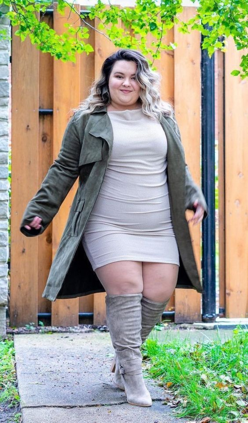 Grey Trench Coat: Plus Size Dating Fashion Ideas with Roupas Modelo: plus-size clothing,  plus size dress,  fashion nova  
