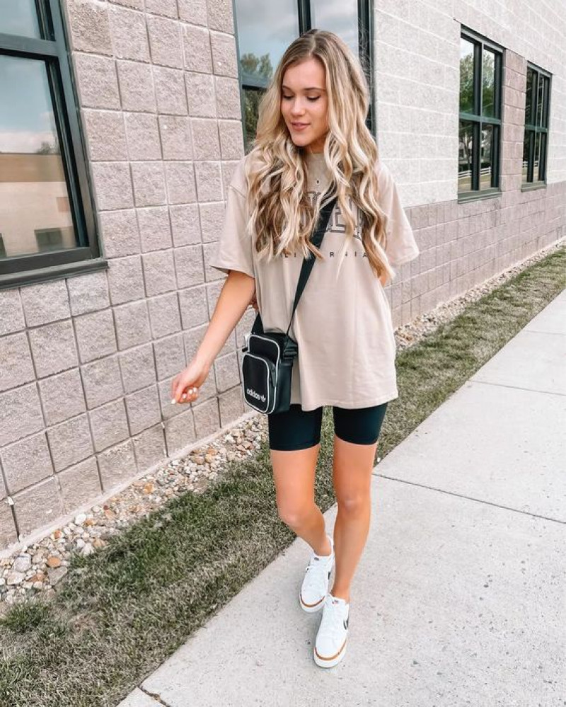 Beige Cropped Blouse And Dark Blue And Navy Casual Shorts With Sneakers Fashion Wear, Fashion Model: 