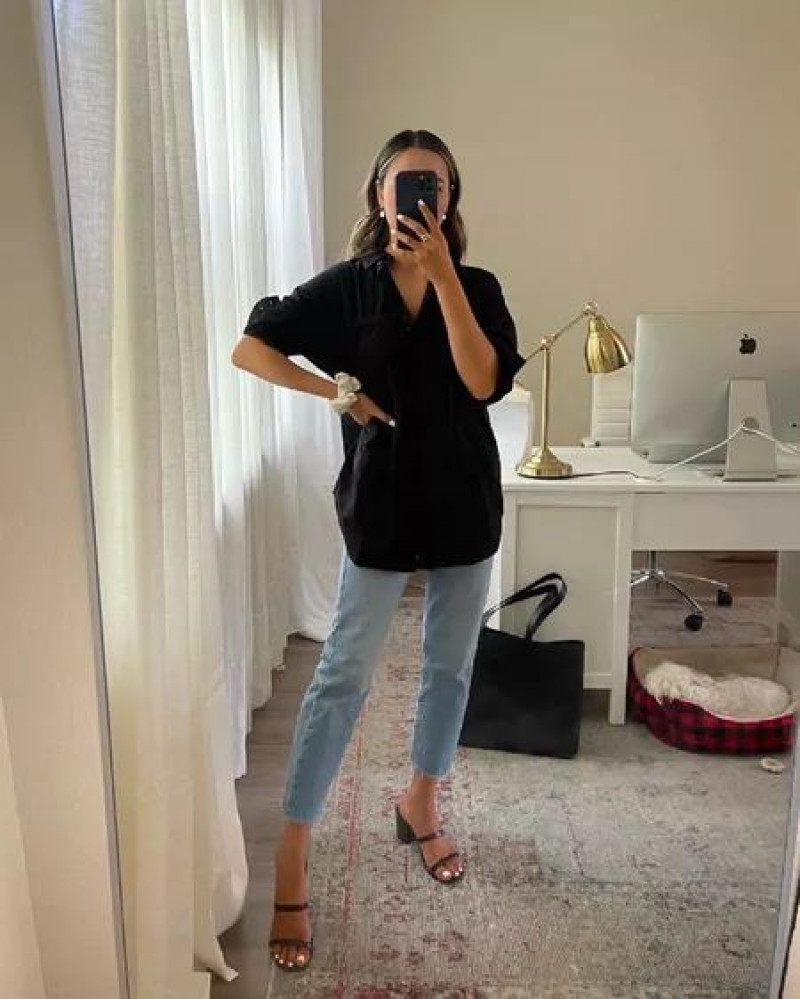 Black Tunic Outfit Trends With Light Blue Jeans, Causal Days: visual perception,  nervous system  