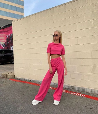 Outfit pantalon rosa acampanado, bell-bottoms: crop top,  bell-bottoms,  active pants  