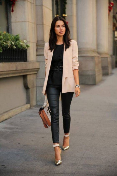 Outfit blazer rosa pastel, t-shirt: 