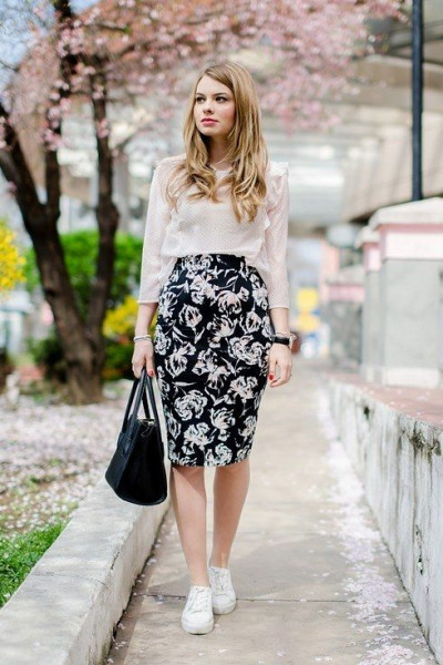 Skirts with canvas shoes, pencil skirt: 
